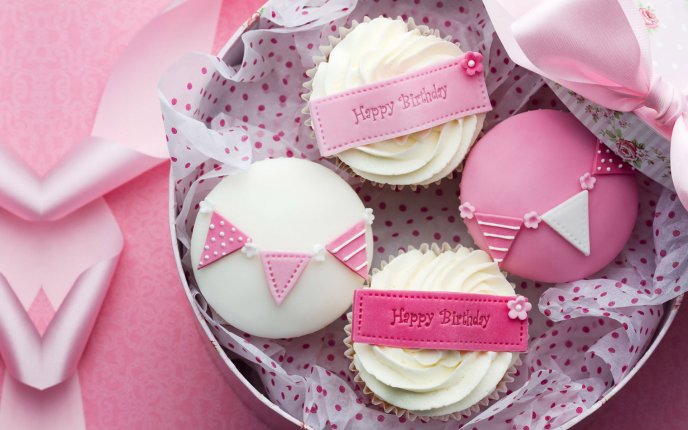 Pink small cakes for a little princess - Happy Birthday