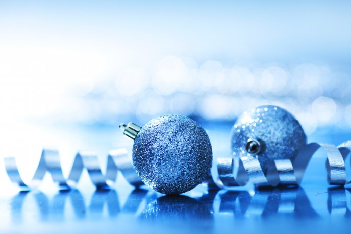 Blue Christmas ornament filled with glitter HD wallpaper