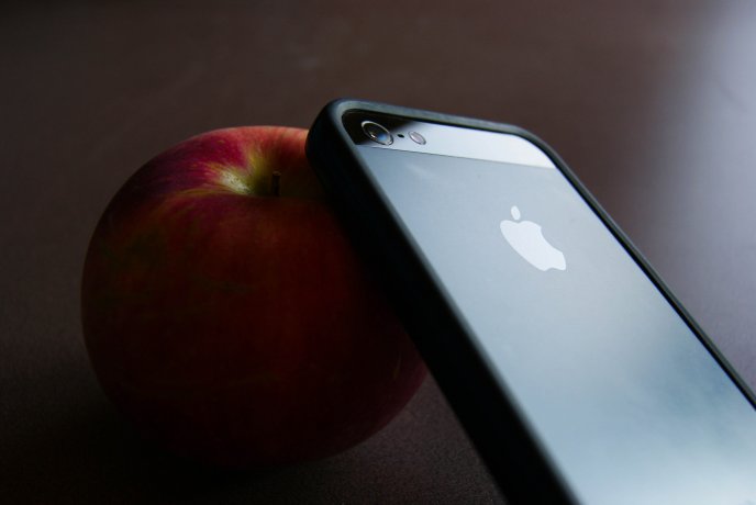 Apple - fruit versus telephone