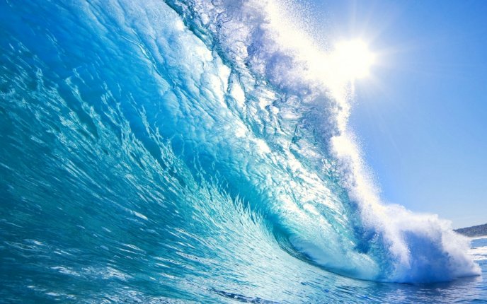 Beautiful big wave - the sun is wet