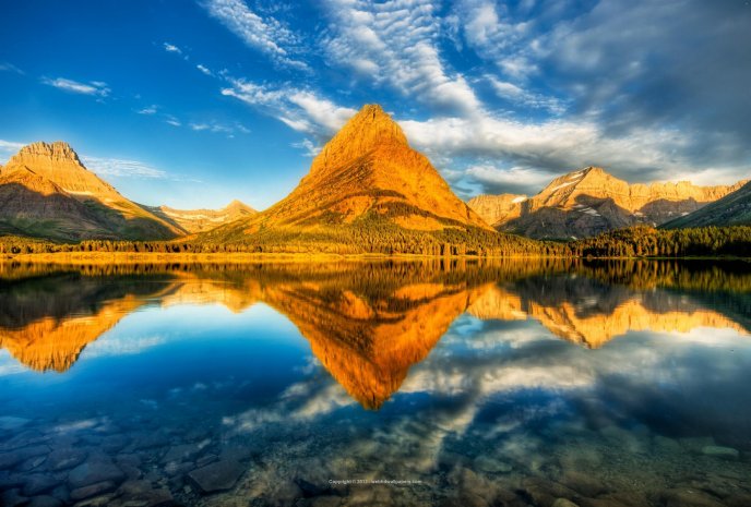 Wonderful nature wallpaper - mountain in the mirror