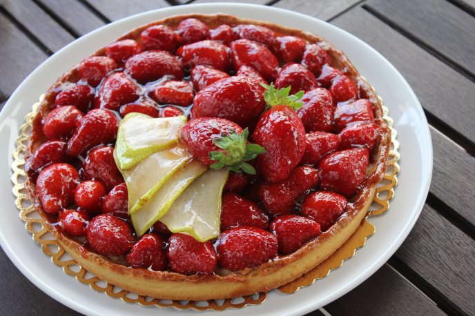 Tart filled with whole strawberries - delicious dessert