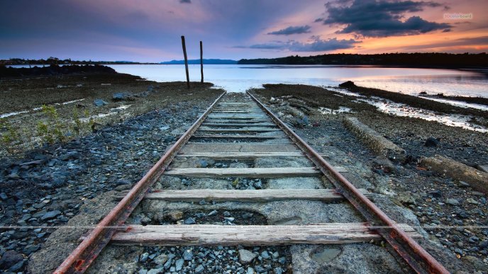 Old and rusty rails go on the sea - HD wallpaper