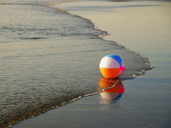 Colorful ball in the sea water - HD wallpaper