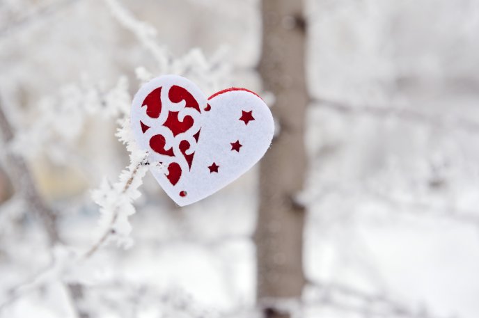 Hand made heart on the window - HD winter wallpaper