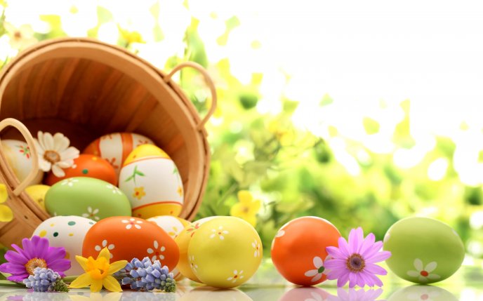 Beautiful flowers painted on Easter eggs - Happy spring time