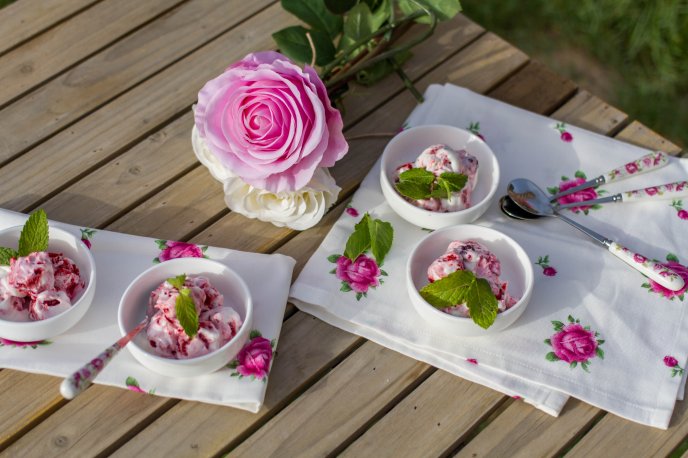 Romantic ice cream desert with pink roses - HD wallpaper
